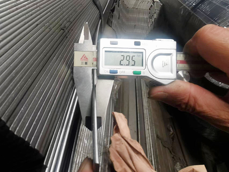 冷拉扁鋼作為一種高精度高強度的鋼材被廣泛應用于機械制造建筑和建材汽車工業(yè)等領域